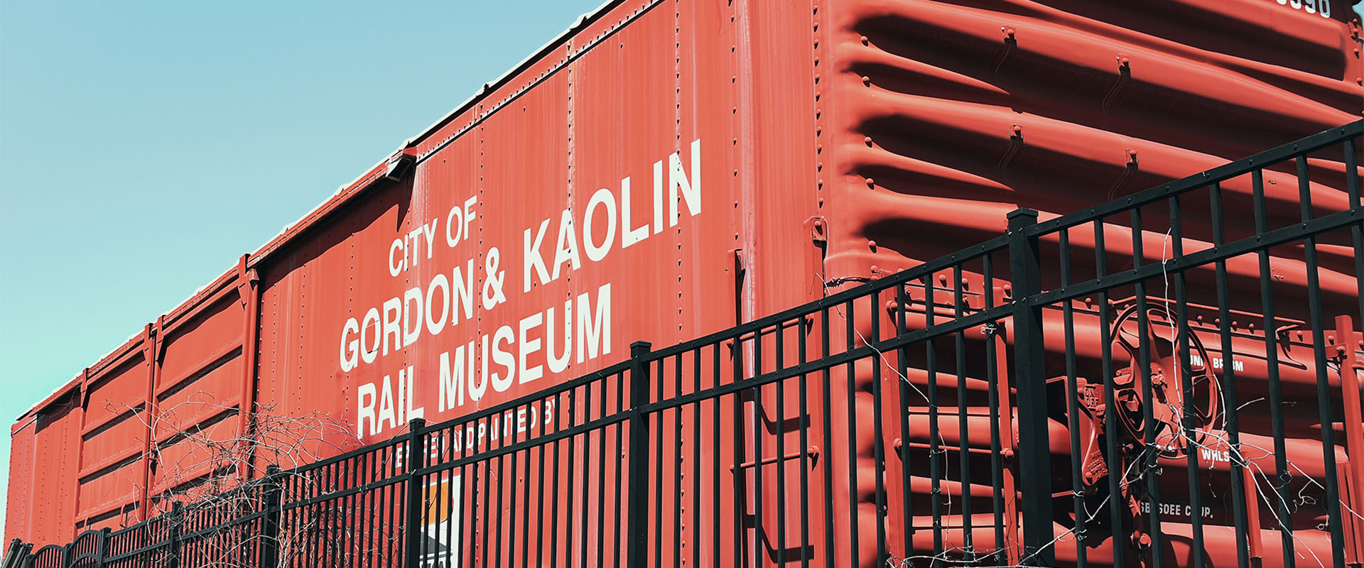 Signo del museo de la ciudad de Gordon y Kaolin Rail en una gran estructura roja